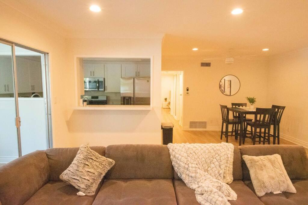 Apartamento King Size Bed In Cozy, Modern Hollywood Place Los Ángeles Exterior foto